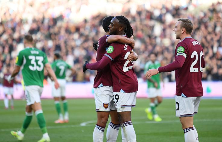 Veselje nogometašev West Hama Aarona Wan-Bissake in Mateusa Fernandesa po avtogolu igralca Newcastla Svena Botmana (2:1). | Foto: Reuters