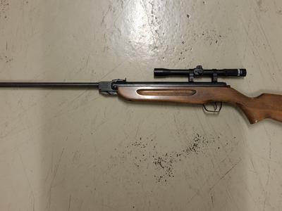 Novomeški policisti med hišno preiskavo zasegli petarde in zračno puško