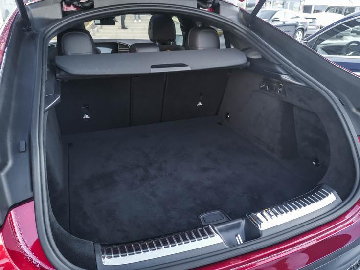 Prtljažni prostor je kljub ogromni bateriji skoraj nespremenjen. Od običajnega GLE coupe je manjši za 17 litrov. | Foto: Gašper Pirman