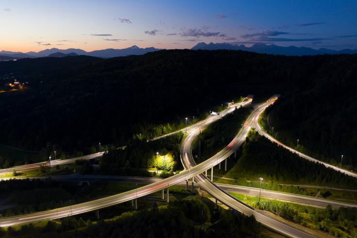 Celovito sanacijo predora bo družba DARS izkoristila tudi za ureditev prezračevanja ter nadgradnjo razsvetljave in drugih varnostnih sistemov ter s tem izboljšala varnost v predoru. Foto: Miran Kambič.  | Foto: 