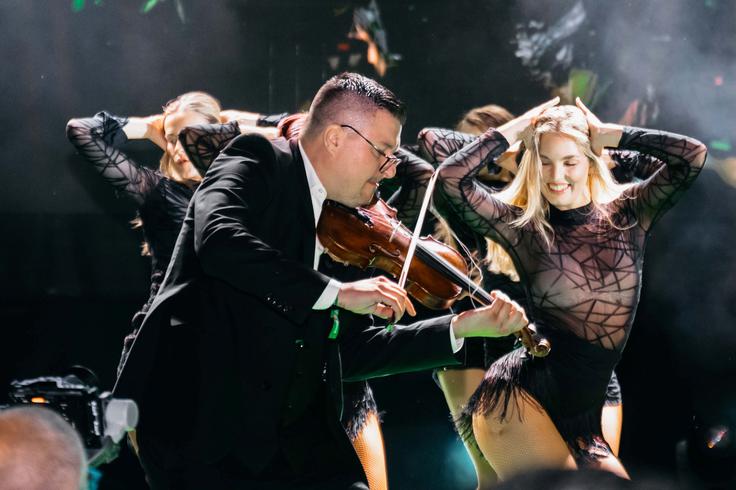Violinist Andrija Abramović in plesalke On Stage Art | Foto: Heineken