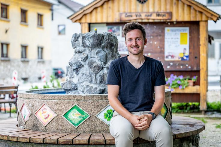 "Sem zelo zadovoljen, ker sem opravil vse, kar sem v Sloveniji nameraval opraviti. Napisal sem magisterij, naredil strokovni izpit, delal z dijaki, z učenci na več osnovnih šolah in na podružničnih, pred letom dni pa se mi je pokazala nova priložnost in sem jo izkoristil," je povedal mladi učitelj Lovrenc Habe, ki se je odločil, da se kot učitelj oziroma vzgojitelj preizkusi tudi v sosednji Avstriji.  | Foto: Gaja Hanuna