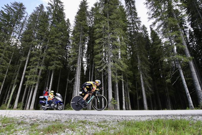 Primož Roglič, ki se ni odločil za menjavo kolesa, je za osem sekund zaostal za Pogačarjem. | Foto: Matic Klanšek Velej/Sportida
