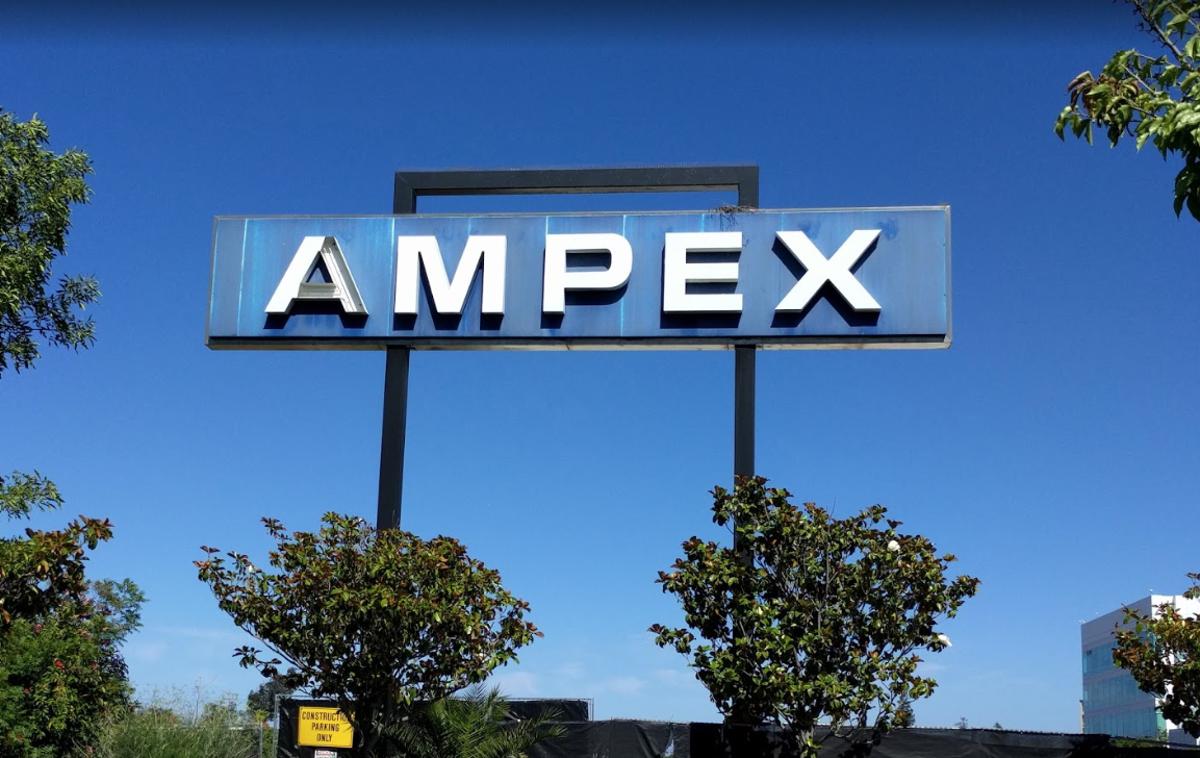 Ampex | AMPEX je kratica za "Alexander M. Poniatoff Excellence". Alexander M. Poniatoff je bilo ime rusko-ameriškega ustanovitelja podjetja, z "Excellence" pa so strankam sporočali, da lahko pri njih pričakujejo izvrstno kakovost. | Foto Google Zemljevidi