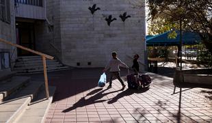 Po pol leta v Izraelu odprte šole, univerze in restavracije, na Otoku bodo namerno okužili prostovoljce