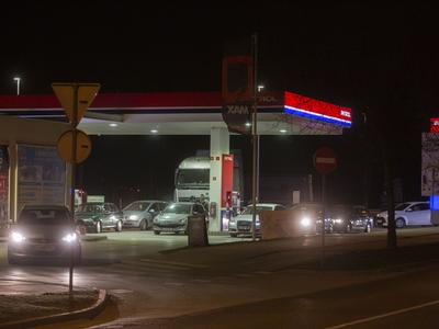 Nafta prebila 100 dolarjev: se voznikom v Sloveniji obeta nov cenovni šok?