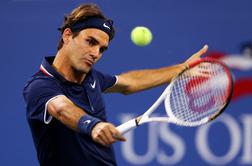 Federer gladko naprej, šokanten izpad Tsongaja