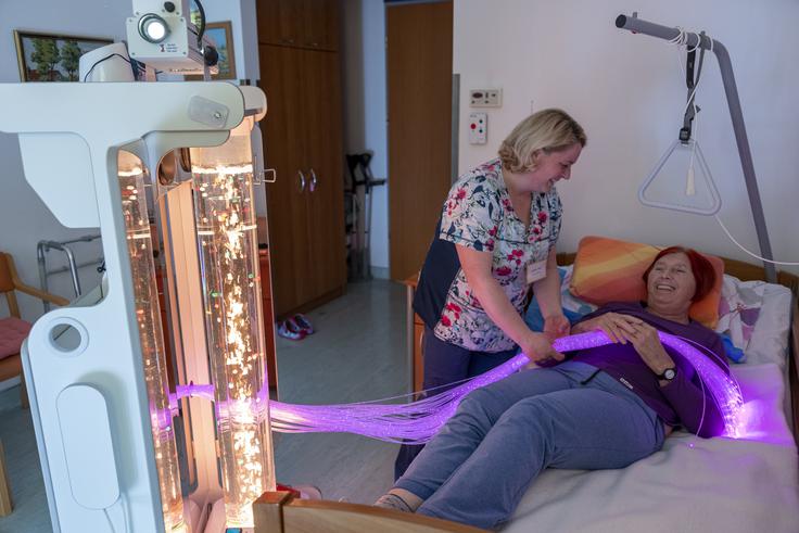 Prostor običajno popolnoma zatemnijo, da vodni stolp z vlakni pride še bolj do izraza. | Foto: Matjaž Vertuš