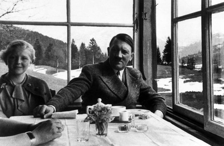 Adolf Hitler s partnerko Evo Braun leta 1935. | Foto: Profimedia