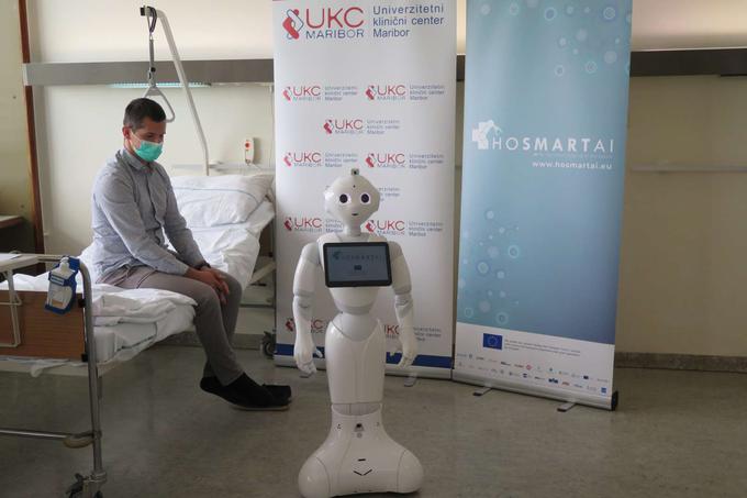 Fridin prvi obisk pri pacientu na novinarski predstavitvi v UKC Maribor. | Foto: STA/Andreja Sršen Dobaj