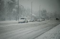 Sneg in burja še vedno povzročata nevšečnosti v prometu