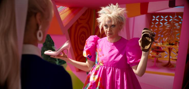 Čudaška Barbie (Kate McKinnon) ob vprašanju: "Salonarji ali natikači?" | Foto: Blitz Film & Video Distribution