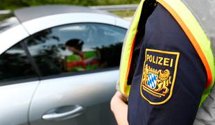 Mejni policisti obnemeli: Švicarka v vozilu prevažala 22 sorodnikov