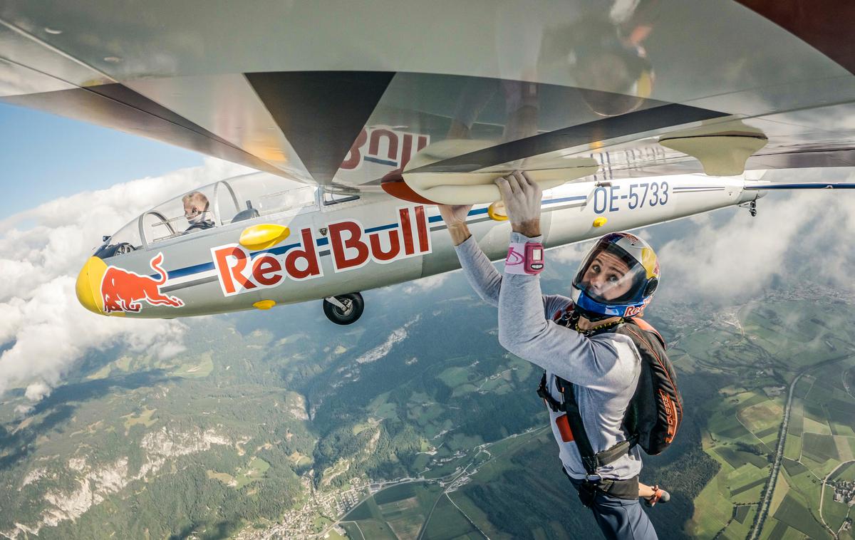 Domen Škofic | Slovenski plezalec Domen Škofic je prvi na svetu preplezal balvansko smer, postavljeno na jadralnem letalu, in to na višini 2.500 metrov.  | Foto Mirja Geh/Red Bull Content Pool