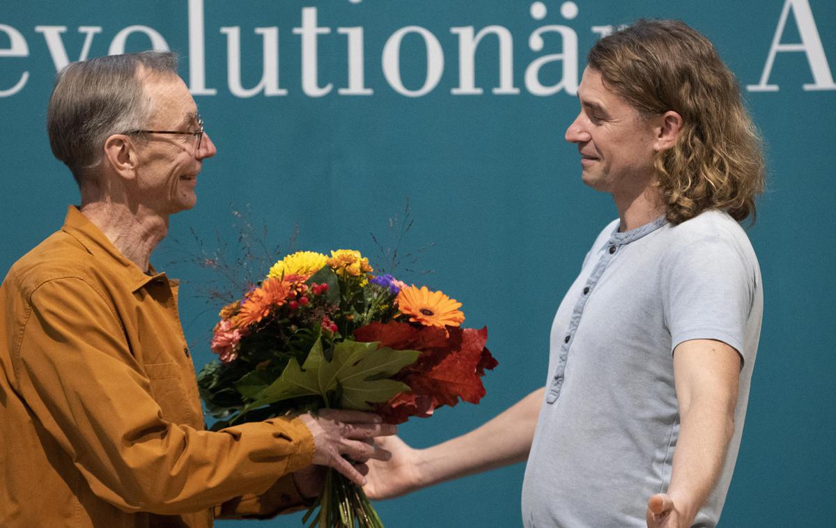 Svante Pääbo in Johannes Krause | Eden od utemeljiteljev arheogenetike je švedski genetik Svante Pääbo. Ta je tudi eden od ustanoviteljev Max Planckovega inštituta za evolucijsko antropologijo v Leipzigu, ki ima enega od najboljših laboratorijev za preučevanje DNK na svetu. Na fotografiji: Pääbo (levo) v inštitutu, potem ko je oktobra 2022 dobil Nobelovo nagrado za medicino. Na desni je njegov tesni sodelavec na inštitutu, nemški genetik Johannes Krause. | Foto Guliverimage