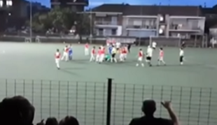 Nasprotnikov oče pretepel mladega vratarja, Donnarumma 13-letnika povabil na priprave #video