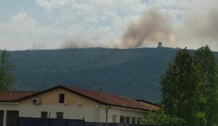 Požar na Krasu še ni pod nadzorom: vasi in kmetijske površine niso ogrožene #video #foto