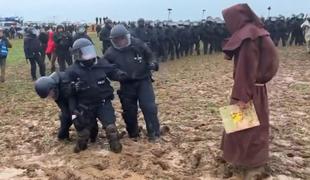 Nemški policisti so nemočno obtičali v blatu #video