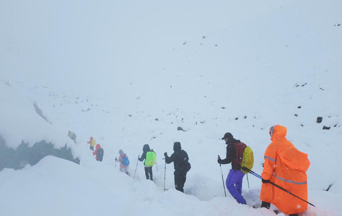 reševanje na Mount Everestu | Sprva so lokalni mediji v nedeljo sicer poročali, da je bilo na vzhodni strani mogočnega gorovja na višini okoli 4.900 metrov ujetih skoraj tisoč ljudi. | Foto Reuters