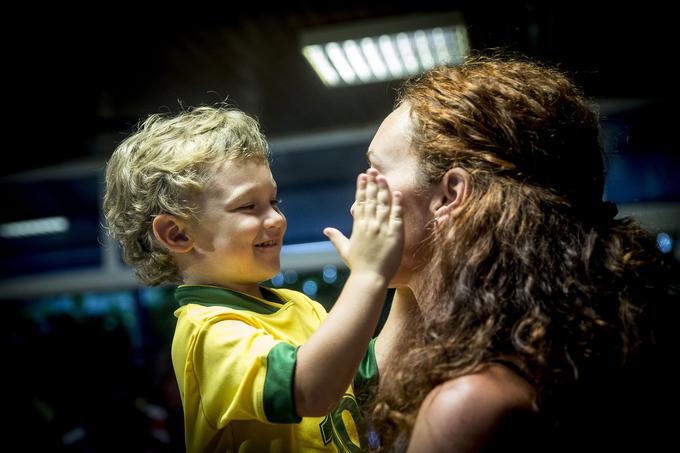 Najbolj strastna navijača: Vasilijev triletni sin Talin in žena Maja. | Foto: 