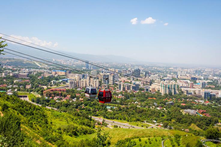 Gondola, s katero se je vredno zapeljati, če si turist v Almatiju. | Foto: Guliverimage
