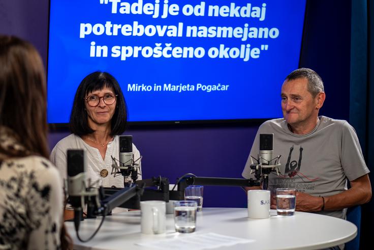 "Še vedno normalno hodiva v službo," pravita Marjeta in Mirko Pogačar. "To je njegov zaslužek, to je njegov uspeh, ne najin." | Foto: Liam Toni Šironjič