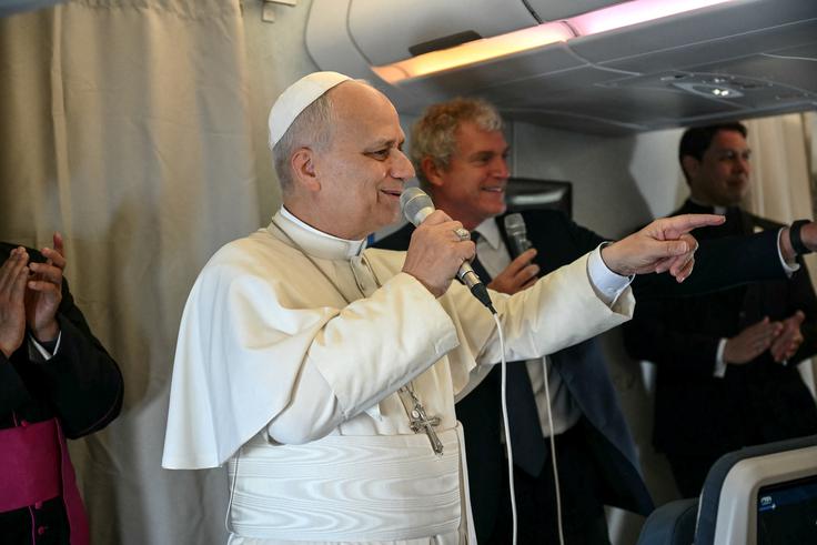 Papež Leon XIV. se je danes ob prvi obletnici njegove smrti poklonil papežu Frančišku. Kot je dejal, "njegove besede in dejanja ostajajo zapisani v naših srcih". | Foto: Reuters