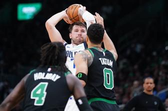 Luka Dončić podrl nepriljubljen rekord in nemočno spremljal prevlado Bostona