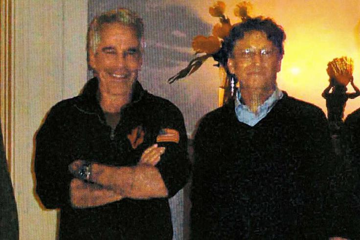 Skupna fotografija Billa Gatesa in Jeffreyja Epsteina, ki je v javnost pricurljala leta 2019. Fotografija je obrezana, na njej so bile še tri osebe: James E. Staley, takrat višji vodilni uslužbenec pri JPMorgan, nekdanji finančni minister ZDA Lawrence Summers in Boris Nikolić, ki je bil znanstveni svetovalec Fundacije Billa in Melinde Gates. | Foto: Ministrstvo za pravosodje ZDA