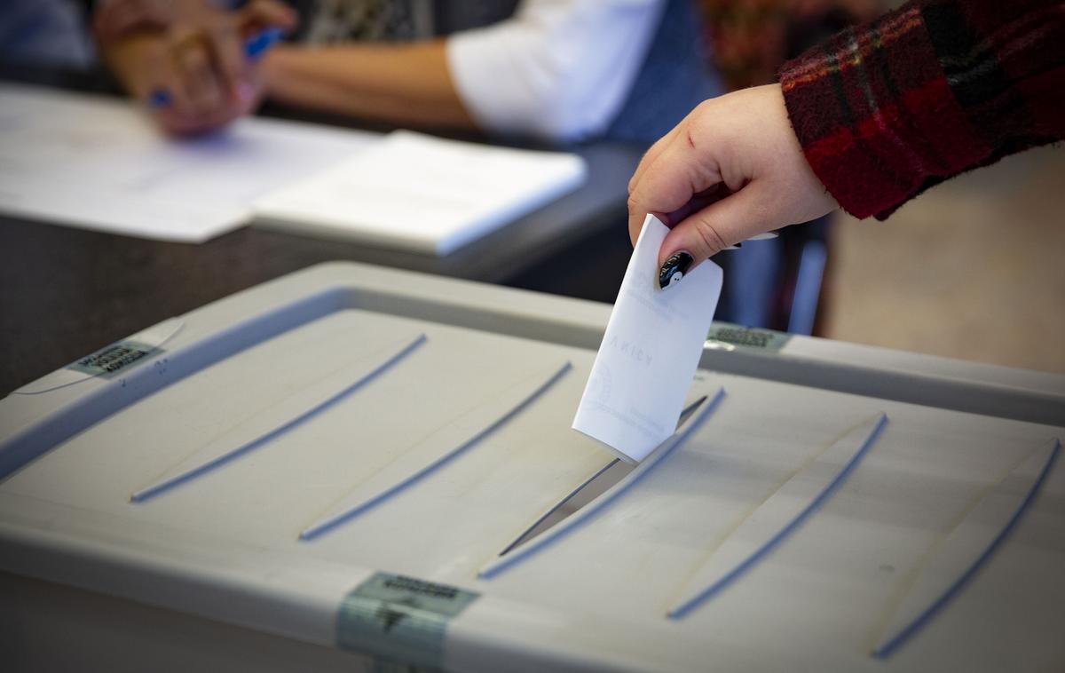 Predčasno glasovanje | Po podatkih slovenskega notranjega ministrstva je sicer za evropske volitve v posebni volilni imenik vpisanih 1.977 volilnih upravičencev, slovenskih državljanov s stalnim prebivališčem v Bosni in Hercegovini. | Foto Ana Kovač