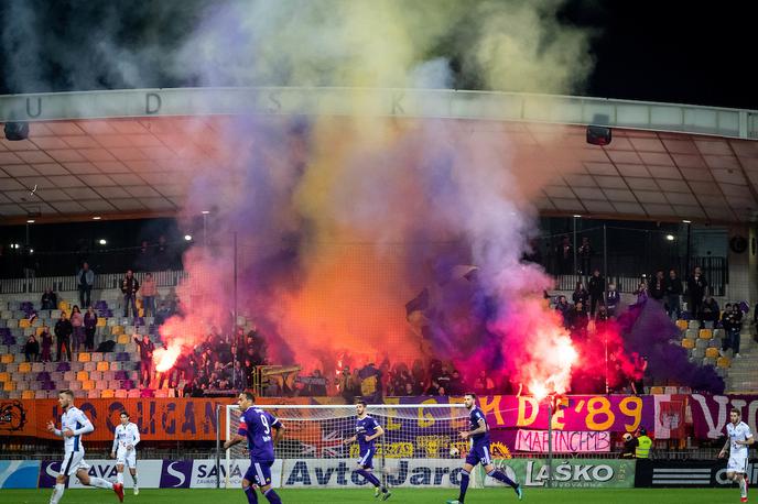 NK Maribor, ND Gorica, Prva liga Telekom Slovenije | 1.600 evrov iz mariborske blagajne za bakle in skandiranje žaljivk.  | Foto Blaž Weindorfer / Sportida