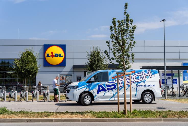 V poletnih mesecih je za udobje naših kupcev še posebej pomembno, da so naši prostori prijetno ohlajeni in sveži, poudarjajo v Lidl Slovenija. "To dosegamo z rednim vzdrževanjem prezračevalnih in hladilnih sistemov, ki ga za nas izvaja zanesljivi partner Astech." | Foto: GO4Digit Gal Pavel Pazlar  /  Astech d.o.o.