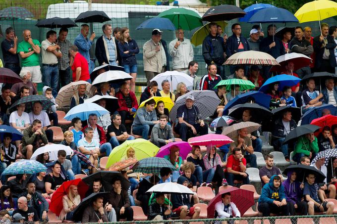 Danes bodo ljubitelji nogometa na Dolenjskem najverjetneje potrebovali dežnike. | Foto: Vid Ponikvar