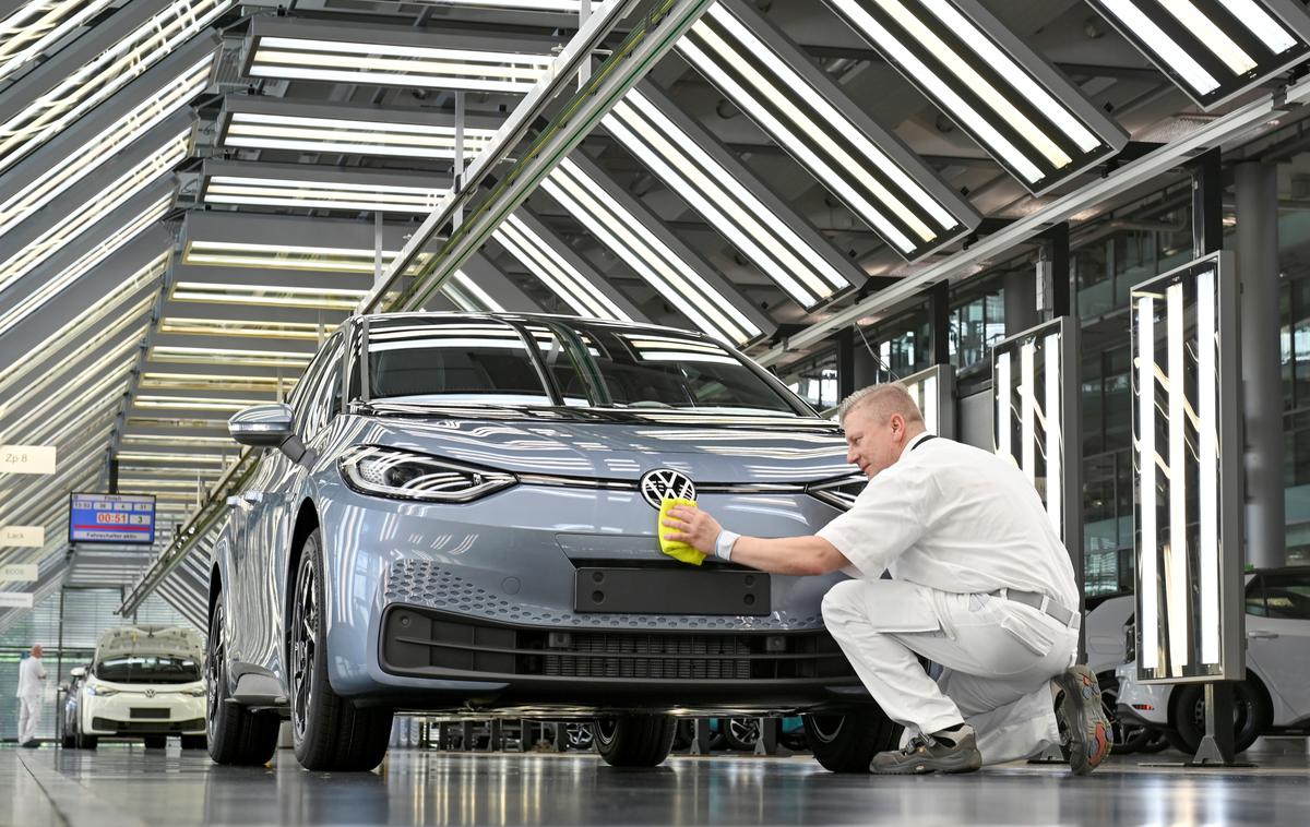 Volkswagen ID proizvodnja tovarna | Audi namerava iz prodaje umakniti motorje z notranjim izgorevanjem leta 2033, pri Volkswagnu bodo to v Evropi storili leto ali dve kasneje, a najpozneje do leta 2035. | Foto Reuters
