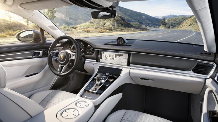 Športno-prestižna kabina za svoje jemlje ime porsche advanced cockpit in je zasnovana popolnoma na novo, vpeljuje pa nekatere oblikovne smernice, po katerih se bodo zgledovali tudi drugi novi porscheji. Veliko klasičnih gumbov na sredinskem grebenu so nadomestile površine, občutljive na dotik. Prve fotografije dokazujejo vzorno združitev elegantnega s športnim. | Foto: Porsche