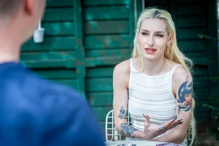 "Mislim, da to sploh ni moja stvar. Jaz sem se odzvala njihovemu povabilu, naj se prijavim na razpis, in se prijavila. Za vse škandale, ki so se zgodili, sem izvedela samo preko medijev. Tudi uradno me v zvezi s tem ni nikoli nihče kontaktiral. Tako da težko karkoli komentiram in menim, da je to stvar RTV," je komentirala odločitev na internem izboru RTV za slovenskega evrovizijskega predstavnika. | Foto: Gaja Hanuna