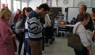 V Španiji beležijo izredno visoko udeležbo na predčasnih volitvah, po neuradnih rezultatih slavijo socialisti