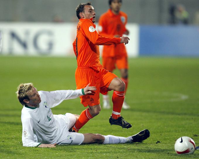 Wesley Sneijder v družbi Mateja Mavriča 28. marca 2007 v Celju. | Foto: Reuters