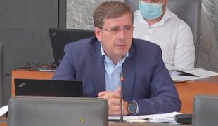 Zakaj poslanec Möderndorfer v poslanski klopi ne nosi maske? #video
