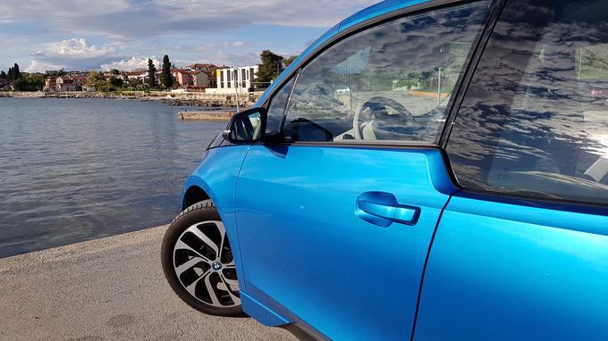 Potep do Istre z električnim avtom traja okrog 20 minut dlje kot s klasičnim vozilom. Vožnja je bolj prijetna, bolj umirjena in na voznika pozitivno vpliva tako s psihološkega kot tudi varnostnega vidika. | Foto: Gregor Pavšič
