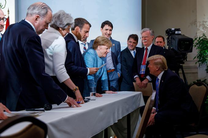 Vzdušje vrha G7 je najbolj ponazorila fotografija, ki je prišla iz kabineta nemške kanclerke Angele Merkel in prikazuje Donalda Trumpa na stolu in Merklovo in druge voditelje okoli njega, ki ga stoje o nečem prepričujejo. | Foto: Reuters