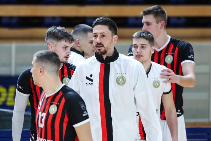 Dejan Vinčić, Alpacem Kanal | Odbojkarji aktualnega podprvaka Alpacem Kanal, katerih kapetan je Dejan Vinčić, gostujejo na Dolenjskem. | Foto Aleš Fevžer