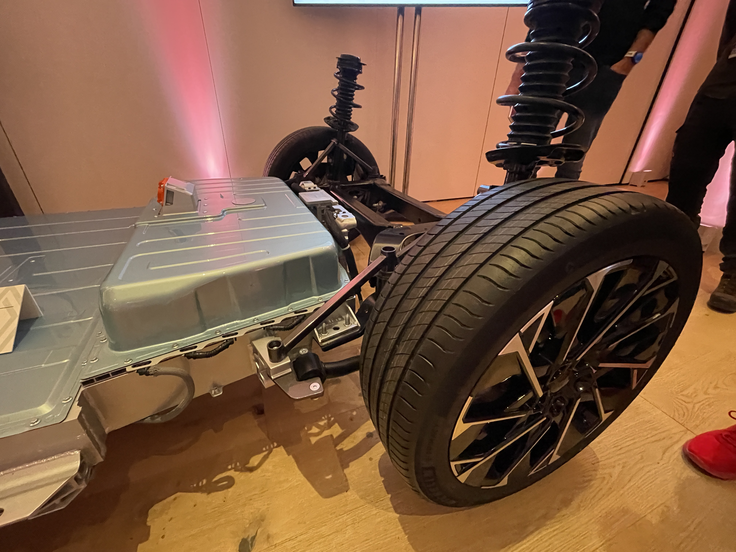 Zadnja os žal ni načrtovana za dodatni elektromotor in s tem štirikolesni pogon.  | Foto: Gregor Pavšič