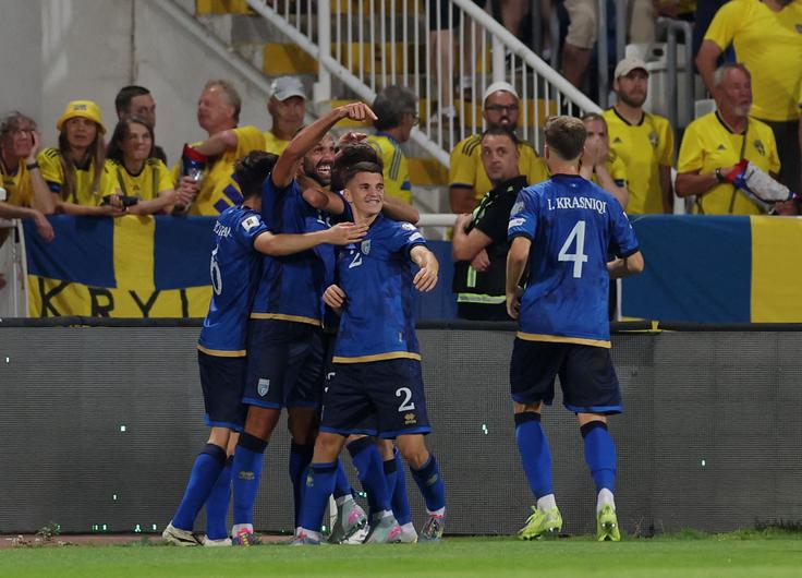 Kosovo je prejšnji mesec v Prištini presenetil Švedsko in zmagal z 2:0. V polno sta zadela Rexhbecaj in Muriqi. | Foto: Reuters