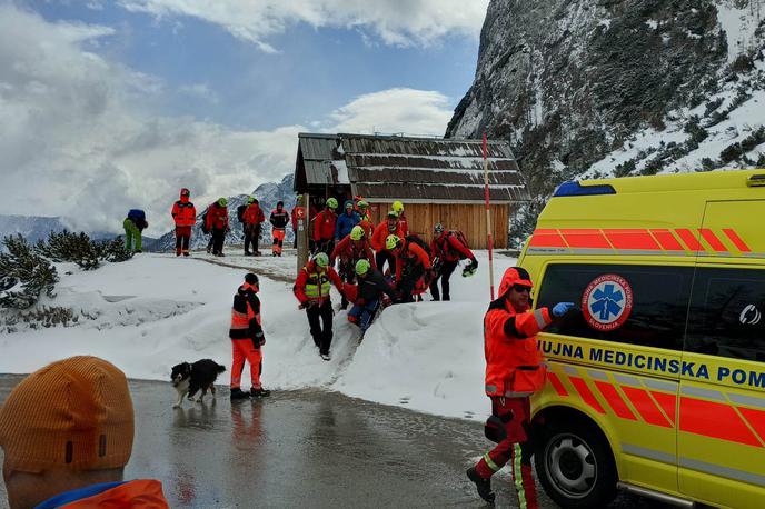 Reševanje v Mali Mojstrovki | Delo reševalcev in dveh helikopterjev so ovirali megla, veter in padavine. | Foto Gorska reševalna zveza Slovenije