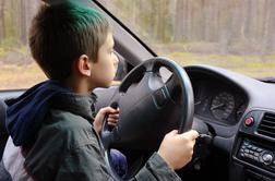 Na Jesenicah 13-letnik v spremstvu očeta vozil avto