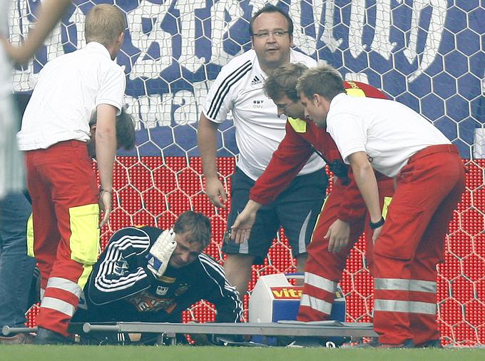 Nemški vratar Georg Koch je bil dobrega pol leta po incidentu s pirotehničnimi sredstvi primoran končati kariero. | Foto: Reuters