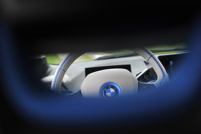 Prepoznavno bel volanski obroč v električnem BMW i3. Volanski obroč je tisti del avtomobila, ki ga voznik najpogosteje drži v rokah, zato je primerna kakovost zelo pomembna. | Foto: Gregor Pavšič