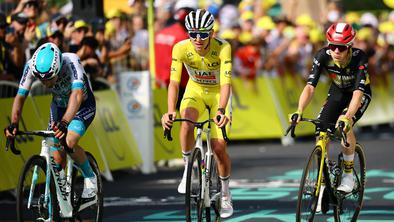 Tadej Pogačar odbil vse napade Visme, rumeno majico pa predal Ircu Healyju