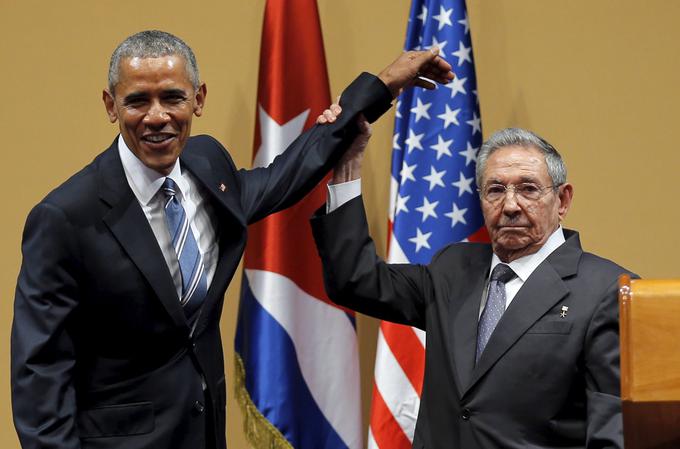 ZDA in Castrova Kuba so diplomatske stike prekinile leta 1961. Naslednje leto se je svet zaradi Kube v času raketne krize znašel na robu jedrskega spopada. V času Obamove administracije so se odnosi med državama tudi s pomočjo Kanade in Vatikana spet normalizirali, je pa Obama dočakal tisto, po čemer so verjetno hrepeneli številni ameriški predsednik - smrt dolgoletnega kubanskega komunističnega voditelja Fidela Castra. Na fotografiji: Obama in Raul Castro, mlajši brat Fidela Castra. | Foto: Reuters